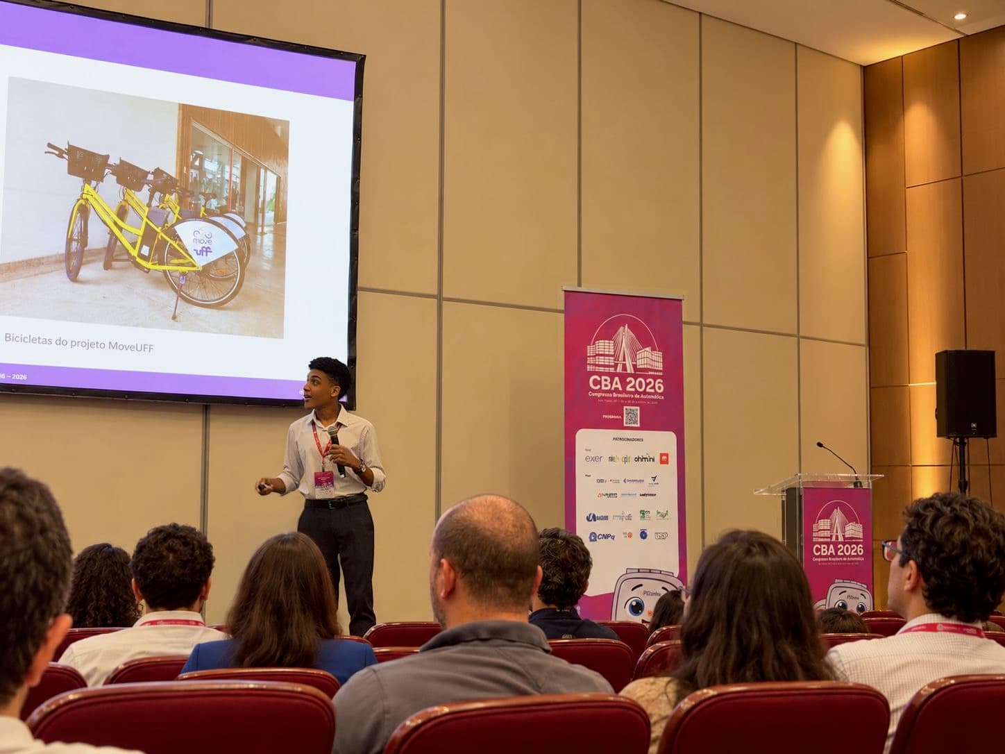 João presenting the MoveUFF bicycles slide at CBA 2026